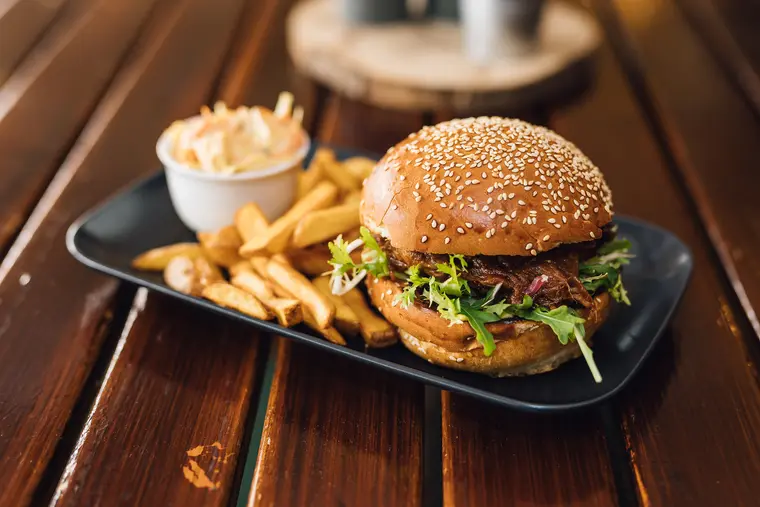 Burger v sezamové housce s hranolky a salátkem coleslaw