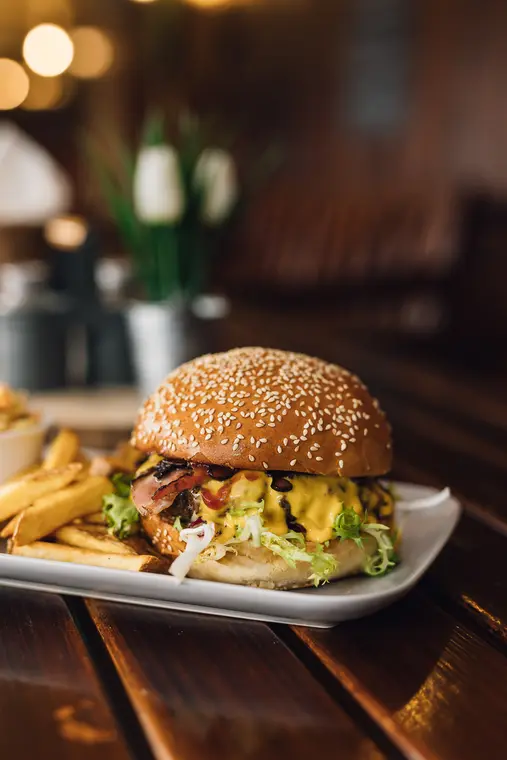 Klasik burger s cheddarem, slaninou a hranolky