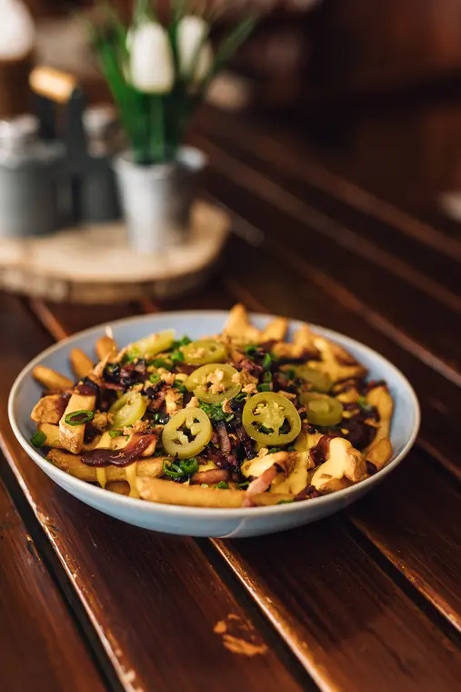 Trhaný BBQ talíř s hranolky, cheddarem, slaninou a jalapeños