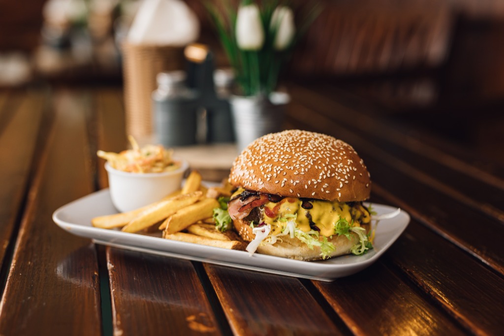Domácí hovězí burger s hranolky